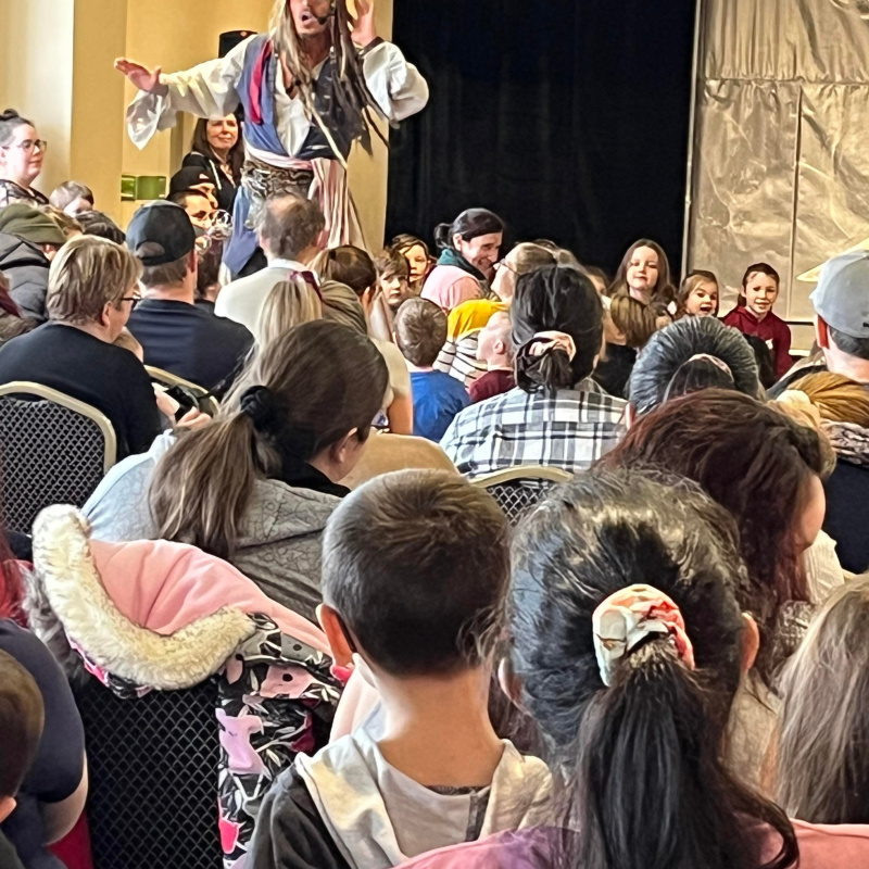 Le capitaine Jack Sparrow a attiré plus de 300 personnes pour son spectacle présenté pour souligne la journée de l'alphabétisation familiale 2023