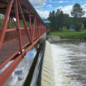 Ville de Saint-Georges a procédé au déploiement du barrage gonflable au cours de la journée de lundi.